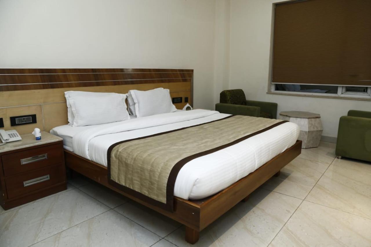 Hotel Pacific Roorkee Exteriör bild