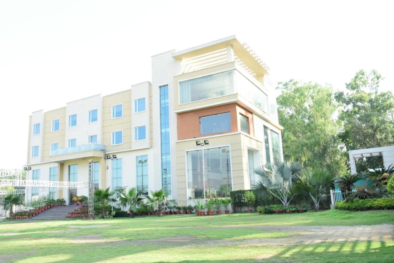Hotel Pacific Roorkee Exteriör bild